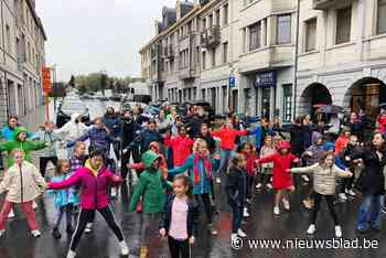 Dansschool verrast bezoekers zondagsmarkt met flashmob - Het Nieuwsblad