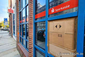 Chemnitz: Links-Chaoten werfen Sparkassen-Scheibe mit Stein ein - TAG24