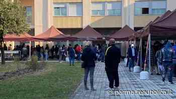 In coda per i vaccini: domenica 2.650 somministrazioni. Ausl Parma ai cittadini: "Meglio prenotare" - La Repubblica