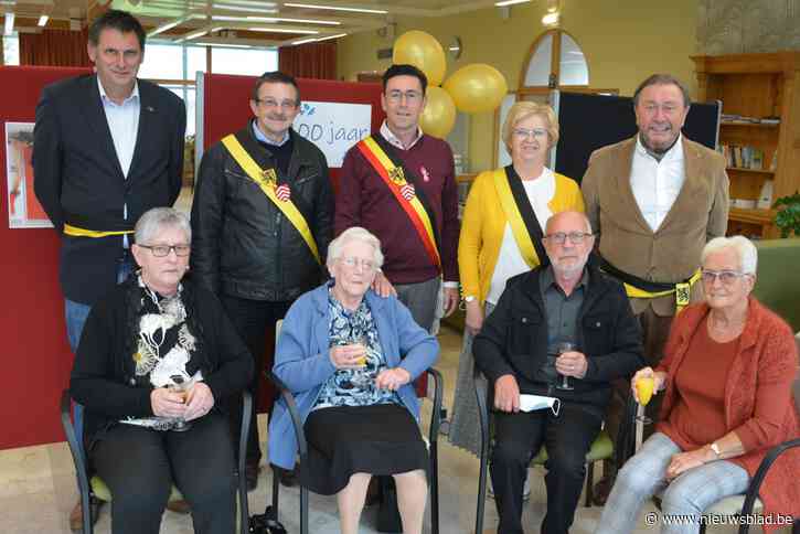 Laurence blaast 100 kaarsjes uit