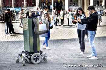 Bizarre ‘peukenrobot’ spreekt rokers aan in Gent: “Peuken horen niet op straat”