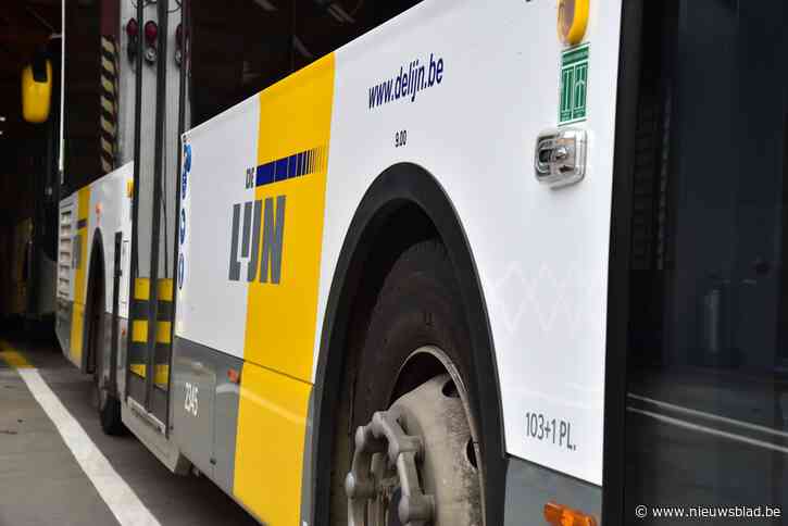 Busbestuurder merkt stoppende automobilisten niet op tijd op en knalt tegen voorliggers