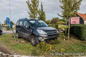 Man wordt onwel en rijdt met Citroën op rotonde