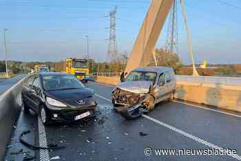 Twee gewonden bij frontale botsing op brug