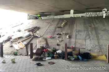 Heel dorp tussen snelweg en onderkant van brug ontmanteld - Het Nieuwsblad