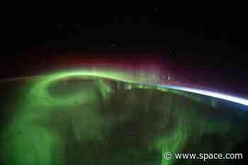 Astronauts capture stunning aurora from International Space Station - Space.com