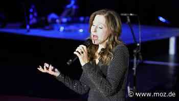 Schlager: Zweimal verschoben wegen Corona - jetzt sang Vicky Leandros in Rathenow - moz.de