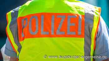 Zwei betrunkene junge Frauen gehen auf Polizeistreife los