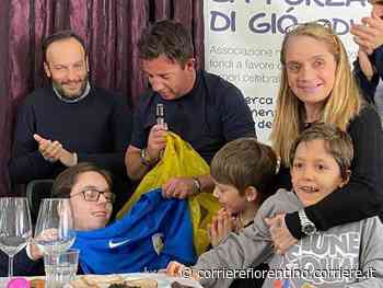 Prato, la consegna della maglia della squadra a Giovanni per sostenerlo nella sua battaglia - Corriere Fiorentino