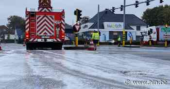 Oliespoor bij kruispunt McDonald's zorgt voor fikse verkeershinder op A12 - Het Laatste Nieuws
