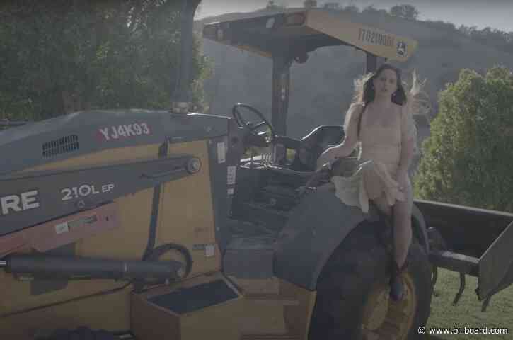 Lana Del Rey & Her Girlfriends Paint the Town Blue in Rustic ‘Blue Banisters’ Video: Watch
