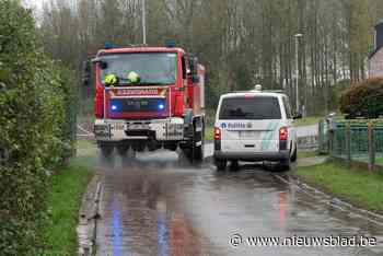 Brandweer spuit rijbaan vol slijk schoon