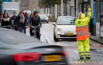 Opinie: 'Wat is nut van zo'n 'menselijk stoplicht' in een geel-oranje pak?' - Parool.nl