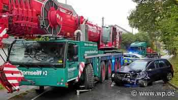Netphen: Autofahrer kollidiert mit Schwerlastkranwagen - wp.de - Westfalenpost