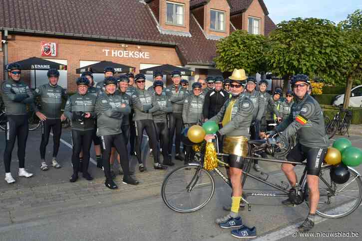Laatste seizoensrit van wielerclub… op tandem en in feestkledij