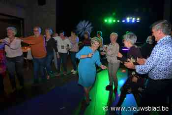 Schepen danst met senioren op schlagermuziek