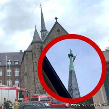 Sturm in Essen knickt Kirchenkreuz ab - großer Feuerwehreinsatz! - Radio Essen