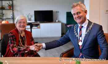 101-jarige mevrouw Mol uit Soest leest, kleurt en vertelt - Soester courant