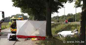 Auto belandt in gracht naast E34: jonge vrouw levensgevaarlijk gewond - Het Laatste Nieuws