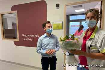 Huisartsen bedanken specialisten met boeketje bloemen (Vilvoorde) - Het Nieuwsblad