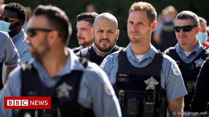 Crime-hit Chicago grapples with police vaccine revolt - BBC News