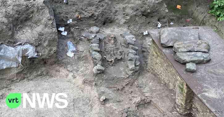 Graven van 1.000 jaar oud met menselijke vormen ontdekt in Brugge, oudste archeologische opgraving ooit voor de stad - VRT NWS