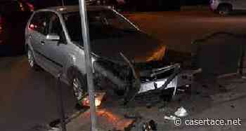 CAPUA. Perde il controllo dell'auto e finisce contro un cartellone pubblicitario - CasertaCE