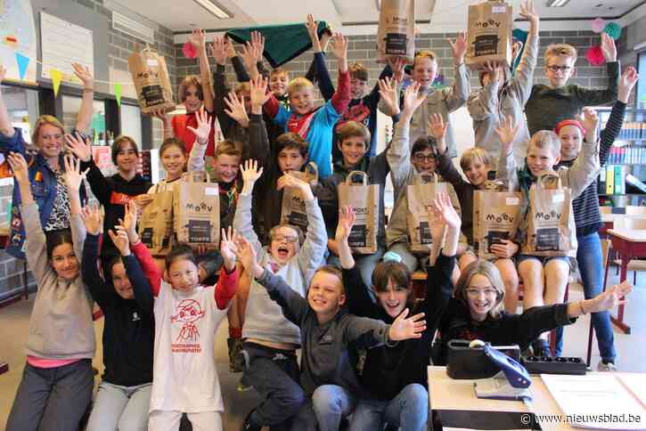 Mmmm, lunchen in de klas op Dag van de Jeugdbeweging