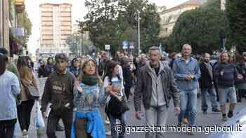 Modena. Il corteo che ha violato il divieto preparato da giorni. Il sindaco Muzzarelli: «Non meritiamo tutto questo» - La Gazzetta di Modena