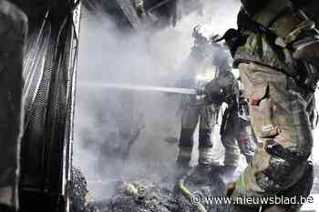 Bewoner loopt bij dakbrand zware brandwonden op aan armen en hoofd