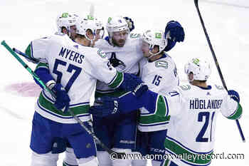 Vancouver Canucks roll into Chicago and thump winless Blackhawks 4-1 - Comox Valley Record