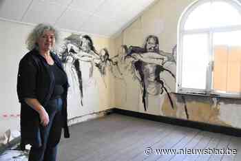 Lieve (55) doneert opbrengst van kunstboek volledig aan renovatie van station door De Okkernoot