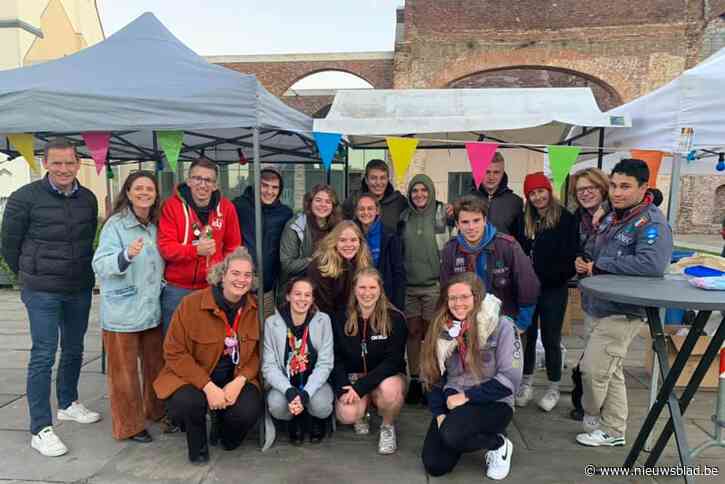 Jeugd in uniform krijgt ontbijt