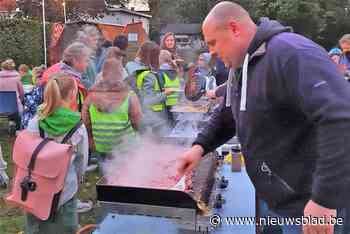 Vierhonderd geüniformeerde jongeren beginnen schooldag met stevig ontbijt