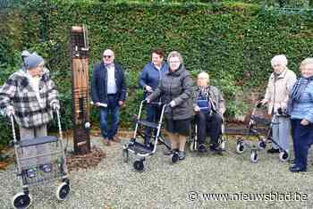 Kunstenaar Ghislain De Wilde houdt expo en schenkt “Paal van de Hoop” aan troostplekje Home Vijvens