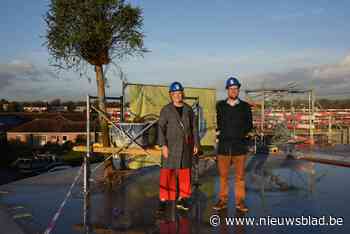 Bouw woon-zorgcentrum bereikt ‘hoogtepunt’: meiboom symbolisch geplant<BR />