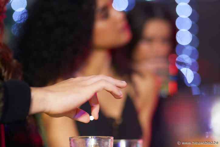 Verkrachtingsdrugs in drankje doen komt vaker voor dan we denken: kan je het herkennen of er iets tegen doen?