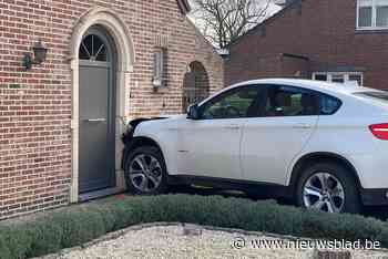 Auto botst tegen huis in Jesseren: 75-jarige bestuurster uit Tongeren lichtgewond