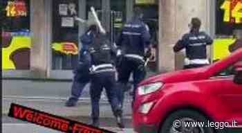 Milano, in viale Settala straniero aggredisce vigili con un bastone, agente spara un colpo in aria - leggo.it