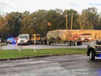 St. Clair Co. intersection shut down following commercial vehicle crash - WBRC