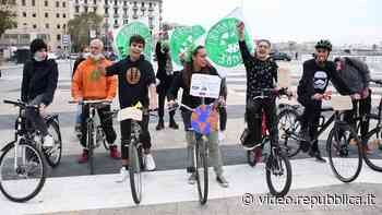 A Bari il 'Bike strike' di Fridays for future: 'Il sindaco da due anni ha le nostre proposte per la città' - Repubblica TV
