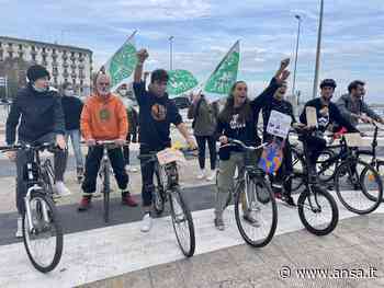 Fridays for future, a Bari protesta sfila in bicicletta - Agenzia ANSA