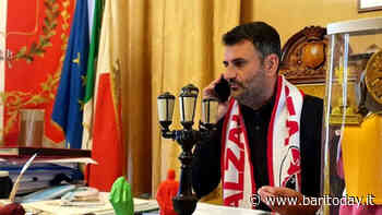 E' febbre Bari-Foggia, Decaro al lavoro con sciarpa biancorossa: "Dimmi che c'è il derby senza dirmi che c'è il derby' - BariToday