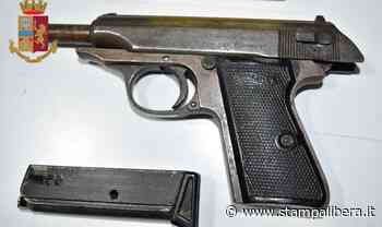 LA POLIZIA SOTTOPONE A FERMO DI P.G. 27ENNE PER DETENZIONE DI ARMA ILLEGALE E RICETTAZIONE - Stampalibera.it