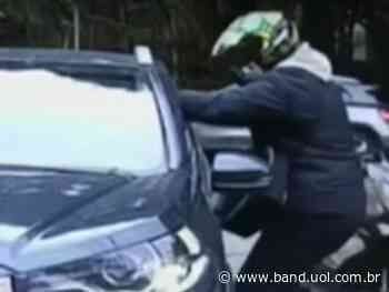 Mulher é assaltada por motoqueiro em condomínio de Cotia (SP); veja as imagens - Band Jornalismo