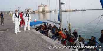 Crotone, tre sbarchi in un solo giorno: arrivati 208 migranti - Corriere della Calabria