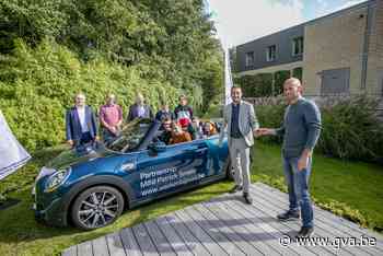 BMW schenkt gloednieuwe cabrio aan Githo Nijlen: “Sleutelen aan moderne technieken” - Gazet van Antwerpen