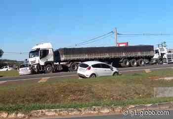 Batida entre carro e carreta deixa três feridos em rodovia de Itapeva - G1