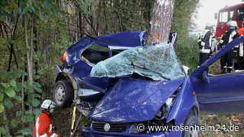 Autofahrerin (20) wickelt sich mit VW Polo regelrecht um Baum - schwer verletzt
