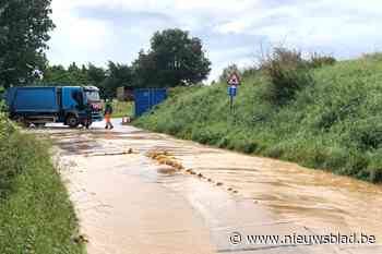 Rukkelingenweg in Millen afgesloten na groot waterlek - Het Nieuwsblad